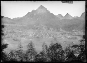 Mittenwald. Blick gegeen Öfelekopf, Wettersteinspitzen und Hochwanner
