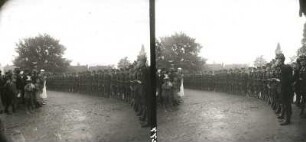 Herbstmanöver der Königlich-Sächsischen Armee : Seifhennersdorf (obersorbisch Wodowe Hendrichecy), Einquartierung im Ort, eine Kompanie beim Appell