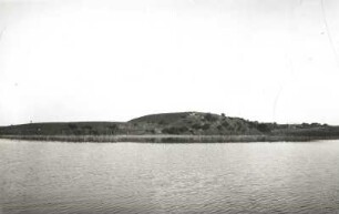 Mecklenburger Seenplatte. Inselsee südlich Güstrow. Blick von der Schöninsel über den See zum Bölkower Burgwall