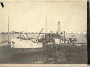 Das Barschiff Ida an einem Anleger auf dem Volta