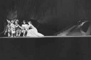Szenenbilder aus dem Ballett " Kindertraum " von G. Bizet mit H. v. Kusserow, N. Vesca, M. Piel, Staatsoper 05.02.1952
