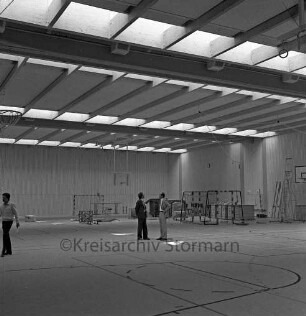 Bargteheide: Kreisgymnasium II [später Gymnasium Eckhorst]: Eckhorst: Sporthalle: vor Fertigstellung: Innenaufnahme: Besichtigung durch Kreispräsident Hubert Priemel, Landrat Hans-Henning Becker-Birck, Fachleute