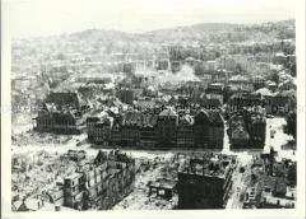 Luftaufnahme einer durch Luftangriffe zerstörten deutschen Stadt