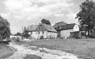 Reichenbach/O.L.-Oehlisch. Ehem. Walkmühle, Wohnhaus (Bildmitte)