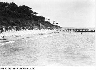 Strand mit Badegästen und Strandkörben