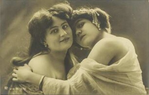 [Umarmung zwischen zwei Frauen]