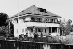 Wohnhaus : Privataufnahmen. Straßenansicht eines Wohnhauses (um 1935), vermutlich in Bad Wörishofen