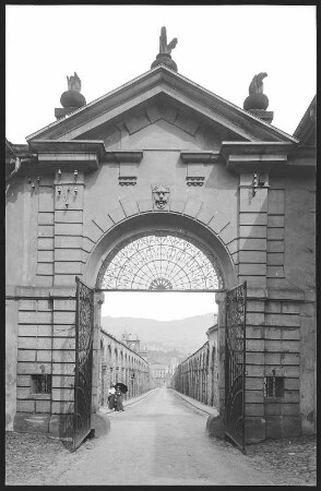 Tetschen. Schlossportal mit langer Fahrt (Haupttor, nach 1672)