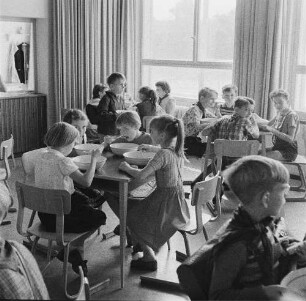 Dresden-Striesen, Fetscherstraße 2. 6. Mittelschule. Schüler bei der Schulspeisung