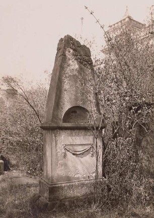 Dresden. Eliasfriedhof. Grabmal einer/s Unbekannten. Pyramide mit Efeuranken, Nische und Tuchgehänge