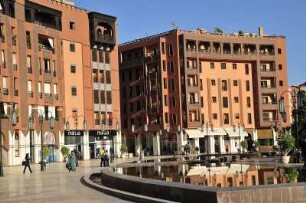 Moderne Wohnhäuser : Blick auf moderne Wohn-und Geschäftshäuser im Stadtteil Hivernage von Marrakesch, aufgenommen am 07.11.2008