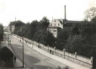 Limbach, Pleißaer Straße : Mittelsachsen. Limbach (Limbach-Oberfrohna). Pleißaer Straße mit Krankenhaus