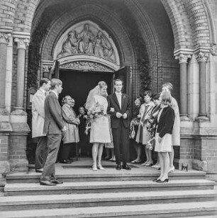 Hochzeit : Bautzen. Hochzeitsgesellschaft vor dem Portal der Maria-Martha-Kirche, August-Bebel-Platz