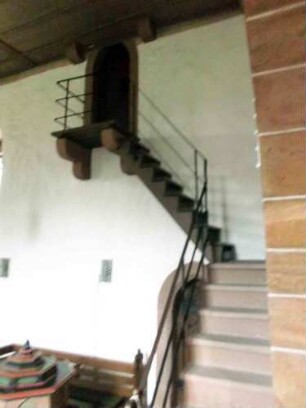 Eichel-Langhaus Innen (Romanisch)-Nordwand - Treppenaufgang zum nördlich angebauten Kirchturm mit Eingang im Obergeschoß (Wehrturm)-Langhaus einst -fest- mit innen umlaufenden Wehrfang und Lanzetfenstern