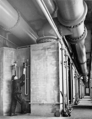Hamburger Gas- und Wasserwerke (HGW). Blick in ein Fernheizwerk