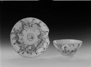 Kleine Schüssel und Unterschale : Kleine Schüssel und Unterschale aus Schloß Dahlen. China, Ende 19. Jahrhundert. Porzellan, Aufglasurmalerei; Höhe 5,2 cm (Schüssel), Durchmesser 14,5 cm (Unterschale). Dresden: Staatliche Kunstsammlungen Dresden (SKD), Porzellansammlung P. O. 560/Da. 38 (R. F.). Reichel (1993) Kat. Nr. 130
