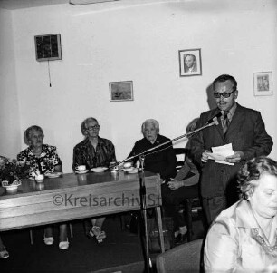 Altentagesstätte der Arbeiterwohlfahrt (AWO): Weinhude: Einweihung: rechts Mann an Standmikrofon: hinten Seniorinnen an Tischen mit Kaffee und Kuchen