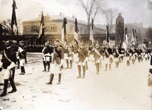 Die Beisetzung des Reichspräsidenten Ebert in Heidelberg am 5. März 1925 (Verbeimarsch der Studentenverbindungen)