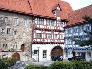 Hospital-Gebäude über Hofseite von Südwesten mit romanischem Steinhaus sowie Fachwerk-Gebäuden (15-16 Jh)