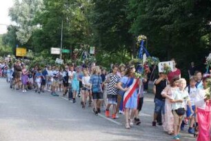 Bad Oldesloe: Kindervogelschießen: Bundestraße 208 (Berliner Ring), im Vordergrund Schulklassen der Klaus-Groth-Schule mit Blumenschmuck, 30.06.2022