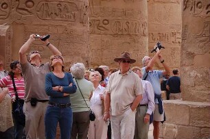 Luxor - Menschen im Säulensaal von Karnak : Touristen im Säulensaal des Amun-Tempels von Karnak, Luxor, aufgenommen 2006