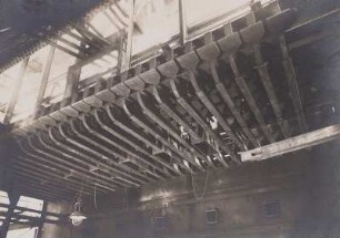 Kessel 26, W.II, Montage - Brennkammer; Eisenkonstruktion für die Deckenaufhängung