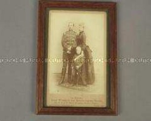 Familienporträt von Wilhelm II. mit seiner Frau und dem Kronprinzen