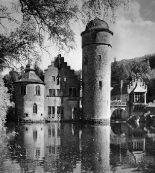 Mespelbrunn. Wasserschloss (1419, Erweiterung 1493, Umbau 1564-1569)