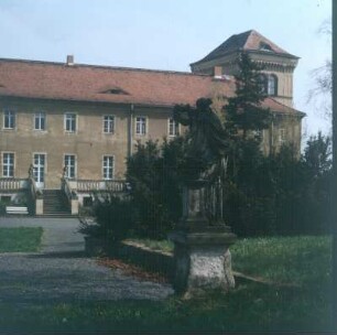 Rittergut, Herrenhaus. Teilansicht vom Garten