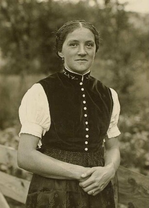 Schwarzwald. Simonswälder Tal (Tal der Wilden Gutach). Junge Frau in Tracht