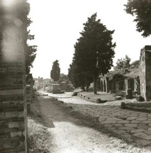 Pompeji. Gräberstraße vor dem Herkulaner Tor. Ladentrakt