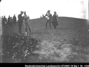Manöver des 10. Armee-Korps Enthält: Platte 7, im Vordergrund: vier Offiziere, im Hintergrund links: Zuschauer