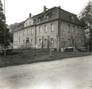 Daubitz. Ehemaliges Herrenhaus (1720). Straßenansicht der Eingangsseite