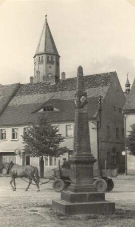 Marktplatz in Wittichenau mit Postmeilensäule : Kulowske torhošćo z póstowym stołpom