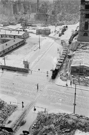 Enttrümmerung im Stadtkern : Dresden-Altstadt, Wilsdruffer Straße. Die vom Altmarkt kommende Trümmerbahn kurz vor Überquerung der Straße