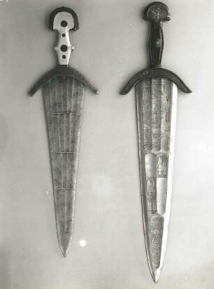 Zwei Dolche vom Typ Cinquedea (links aus der Sammlung des Prinzen Johann Georg)