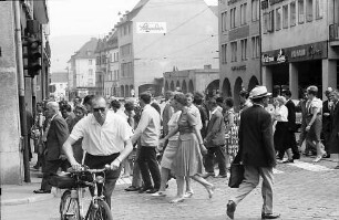 Freiburg: Publikum überquert die Kaiser-Joseph-Straße auf dem Zebrastreifen