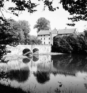 Torhaus: davor Schlossgraben mit Schlossbrücke
