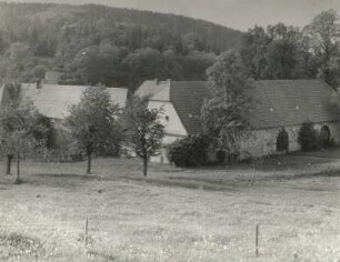 Bahratal-Markersbach. Hammergut "Kammerhof" (1601/1700). Blick von Südosten über das Bahratal gegen die Heuleite
