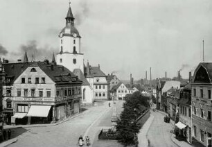 Meerane, Kirchplatz : Meerane. Wohn- und Geschäftshaus, Kirchplatz 2a/Ecke Augustusstraße. Eckansicht mit Stadtkirche Sankt Martin