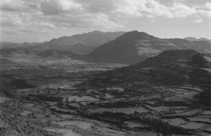 Blick auf die Mai Ceu-Ebene : Blick in eine Tal mit Bergkette im Hintergrund