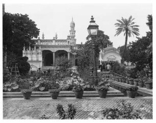 Üppig bepflanzter Innenhof eines Gebäudes in Hyderabad : Weltreisen. Üppig bepflanzter Innenhof eines Gebäudes in Hyderabad