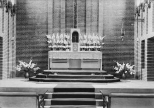 Güstrow, Grüne Straße 25. Katholische Kirche Sankt Mariae Himmelfahrt (1928-1929; P. Korff). Altarraum mit Blumenschmuck