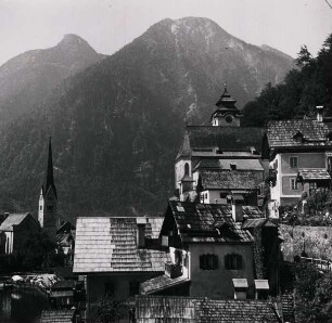 Hallstadt am Hallstädter See. Österreich. In der Bildmitte die Pfarrkirche Mariä Himmelfahrt (Maria am Berg), erbaut um 1150 im Stil der Romanik. Links im Bild die Evangelische Pfarrkirche Hallstatt, errichtet 1859 - 1863. Im Hintergrund der Dachstein