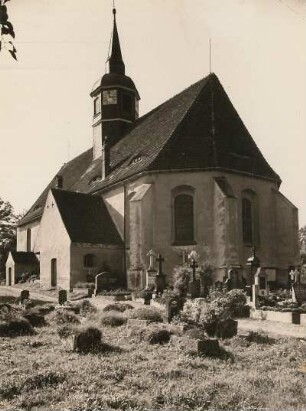 Grumbach, Kirche über den Kirchhof mit Grabmälern von Osten