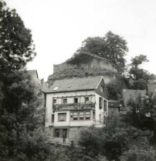 Stadt Wehlen. Burgruine (13. Jahrhundert). Ansicht mit Wohnhaus von Westen