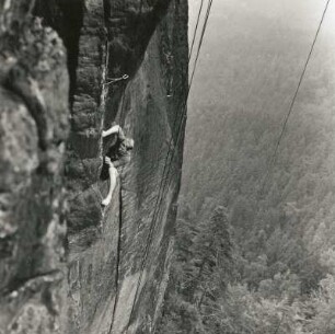 Sächsische Schweiz. Affensteine, Wolfsfalle. Jürgen Cruse in der Seilschaft Bernd Arnold am Wolfspfad, Erstbegehung am 4. August 1979
