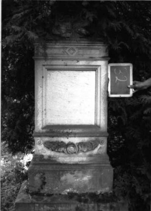 Grabstein 32 Textafel fehlt: Grabstein 32
