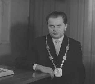 Porträt Herr Prof. Dr. Willibald Rehbein, Rektor der Verkehrshochschule Dresden (mit 1. Amtskette)