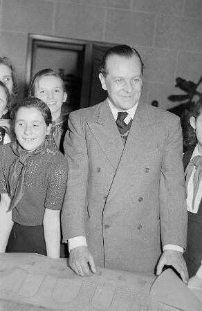 Architekt Richard Paulick mit Jungen Pionieren : Richard Paulick mit Pionieren